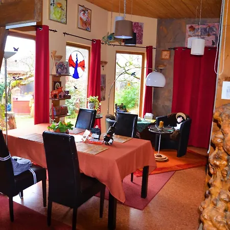 Rotes Kreativ-ferienhaus *