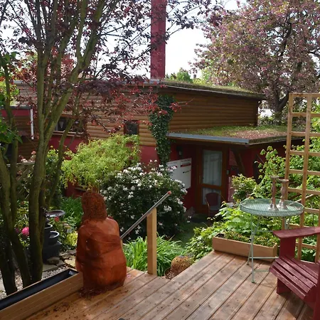 Rotes Kreativ-ferienhaus Ferienhaus