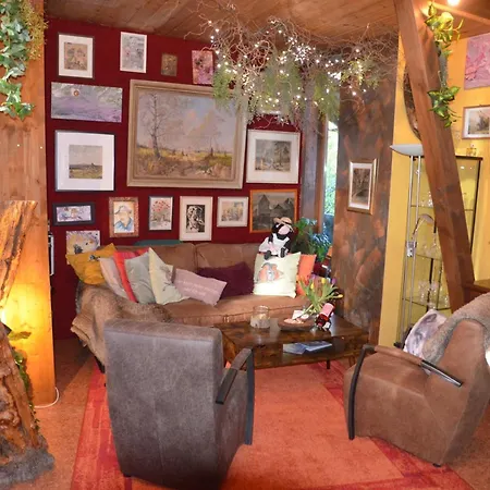 Rotes Kreativ-ferienhaus *