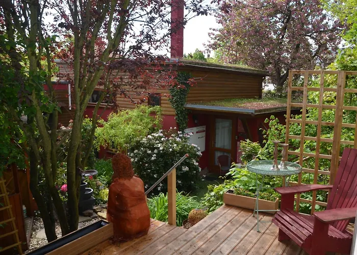 Rotes Kreativ-ferienhaus Tatil Evi